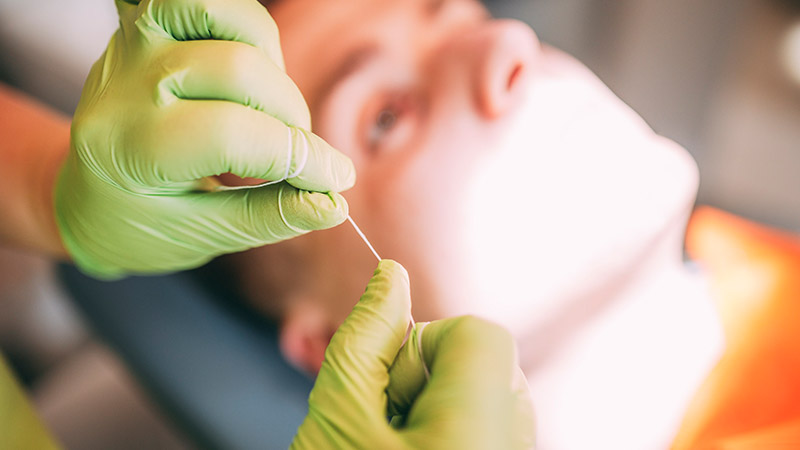 Die Verwendung von Zahnseide gehört zur Mundpflege und Parodontitistherapie in Magdeburg.