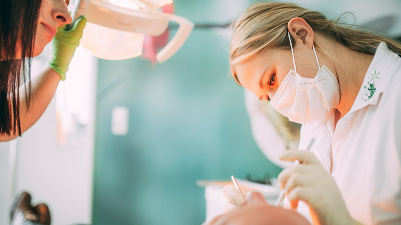 Anne Stille ist Expertin für Zahnprophylaxe in Magdeburg.