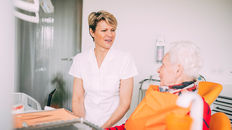 Zahnärztin Antje Stille unterhält sich mit Patienten über Wurzelbehandlung in Magdeburg.