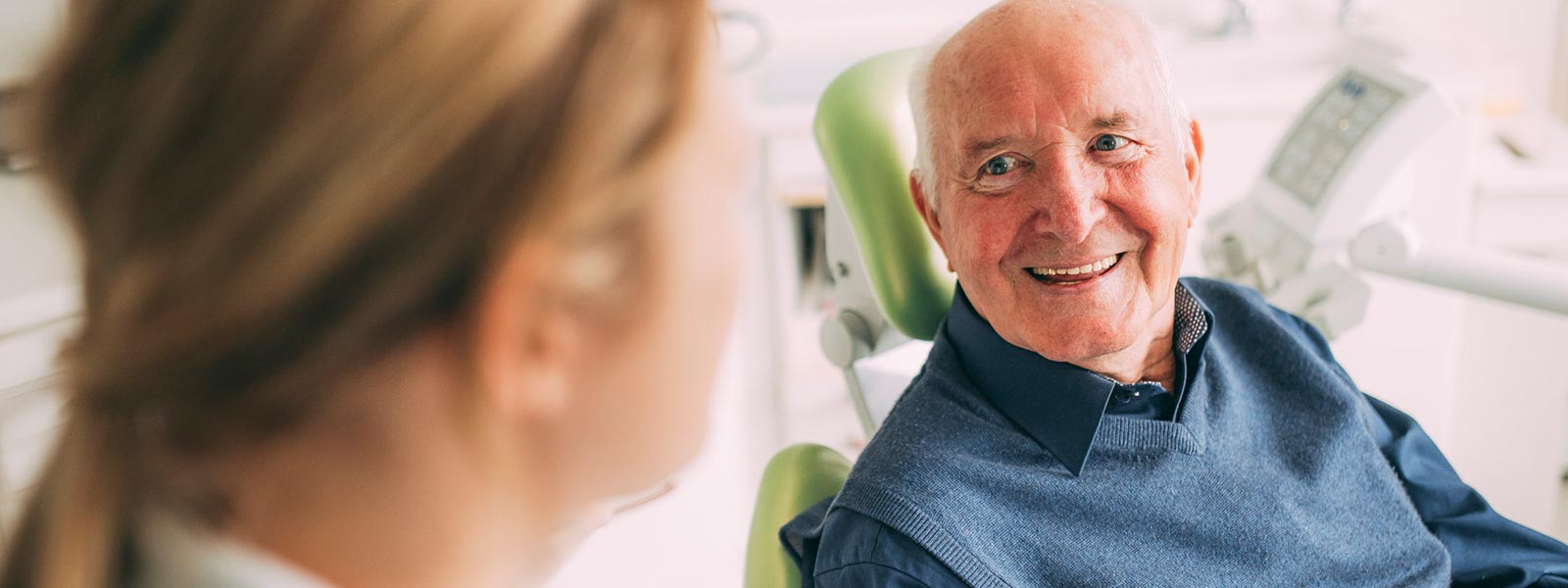 Patient lacht glücklich über Zahnerhalt in Magdeburg.