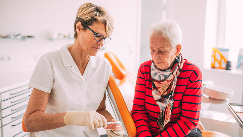 Zahnärztin Antje Stille berät Patientin zur Implantatprophylaxe in Magdeburg.